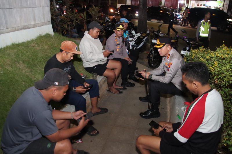 Kapolresta Sumenep Kombes Pol Ariek Indra Sentanu saat mengedukasi masyarakat dalam acara Patroli malam