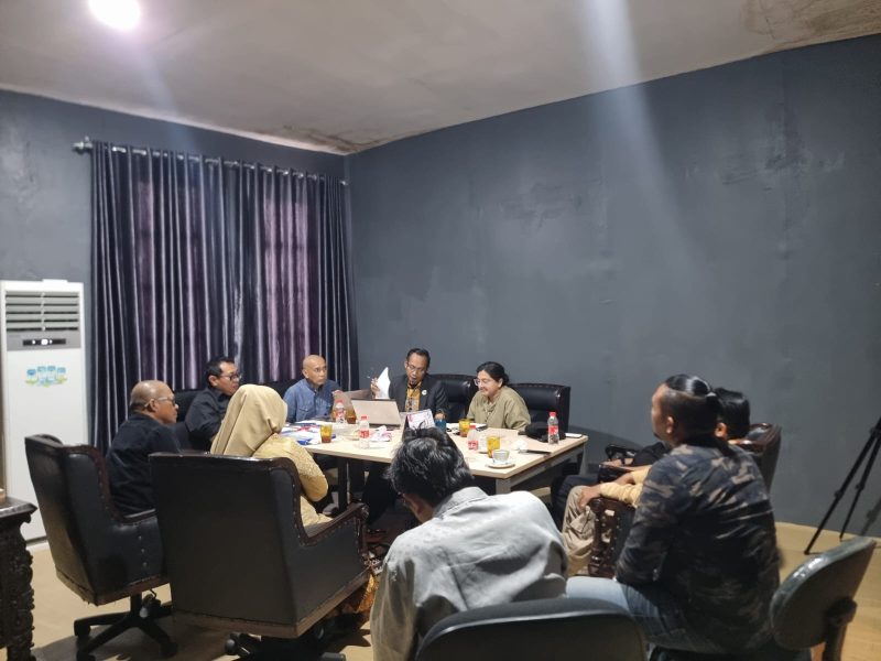 Dr. Agus Syabarrudin bersama Ketum dan Sekjen SMSI