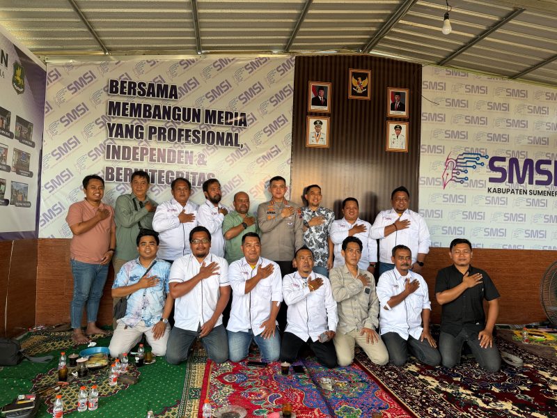 Kapolresta Sumenep Kombes Pol Ariek Indra Sentanu bersama pengurus dan Pembina SMSI Sumenep, Hairul Anwar, ST.MT