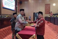 Wakil Bupati Sumenep KH.Imam Hasyim (batik merah) bersalaman dengan Ketua DPRD Sumenep H. Zainal Arifin 