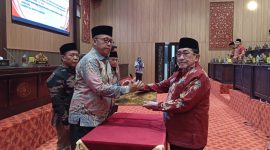 Wakil Bupati Sumenep KH.Imam Hasyim (batik merah) bersalaman dengan Ketua DPRD Sumenep H. Zainal Arifin 
