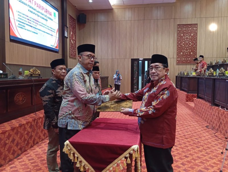 Wakil Bupati Sumenep KH.Imam Hasyim (batik merah) bersalaman dengan Ketua DPRD Sumenep H. Zainal Arifin 