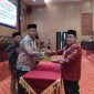Wakil Bupati Sumenep KH.Imam Hasyim (batik merah) bersalaman dengan Ketua DPRD Sumenep H. Zainal Arifin 