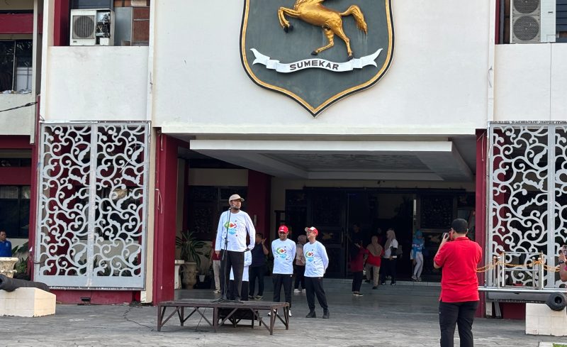 Bupati Sumenep Achmad Fauzi Wongsojudo saat pimpin apel pagi 