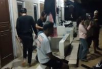 Petugas saat mengaman lokasi penggerebekan Suami dan selingkuhannya