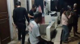 Petugas saat mengaman lokasi penggerebekan Suami dan selingkuhannya