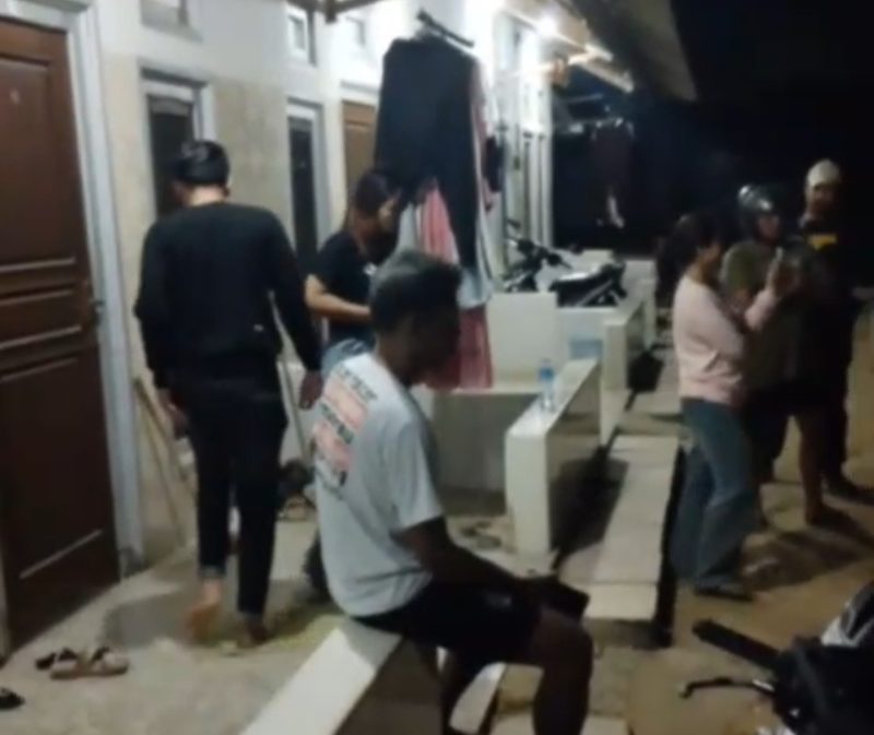Petugas saat mengaman lokasi penggerebekan Suami dan selingkuhannya