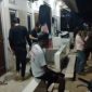 Petugas saat mengaman lokasi penggerebekan Suami dan selingkuhannya