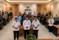 Kepala DPMPTSP Sumenep, Heru Santoso diapit Sekretaris, Kukuh (kanan) dan Kabid Penanaman Modal, H.Herman Hariyanto (kiri)