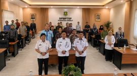 Kepala DPMPTSP Sumenep, Heru Santoso diapit Sekretaris, Kukuh (kanan) dan Kabid Penanaman Modal, H.Herman Hariyanto (kiri)