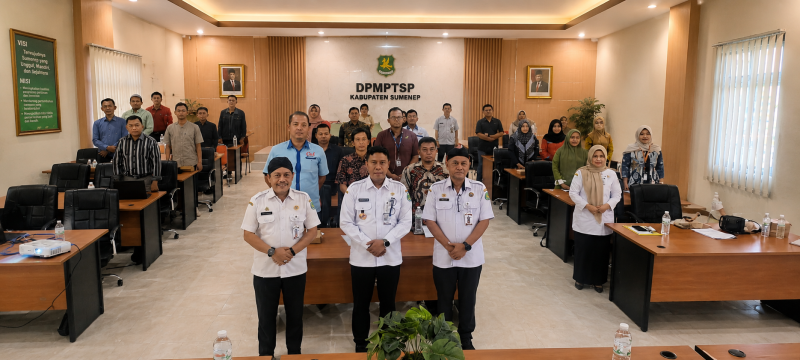 Kepala DPMPTSP Sumenep, Heru Santoso diapit Sekretaris, Kukuh (kanan) dan Kabid Penanaman Modal, H.Herman Hariyanto (kiri)