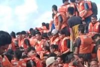 Para penumpang KM Mutiara Sentosa 2 mengenakan baju pelampung
