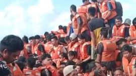 Para penumpang KM Mutiara Sentosa 2 mengenakan baju pelampung