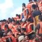 Para penumpang KM Mutiara Sentosa 2 mengenakan baju pelampung