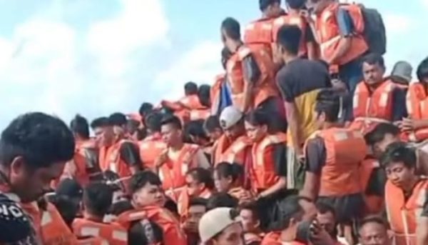 Para penumpang KM Mutiara Sentosa 2 mengenakan baju pelampung