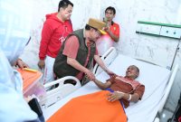 Wabup KH. Imam Hasyim saat mengunjungi para penumpang KM Mutiara Sentosa 2 di rumah sakit