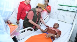 Wabup KH. Imam Hasyim saat mengunjungi para penumpang KM Mutiara Sentosa 2 di rumah sakit
