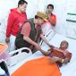 Wabup KH. Imam Hasyim saat mengunjungi para penumpang KM Mutiara Sentosa 2 di rumah sakit