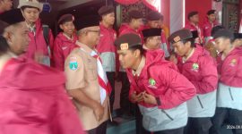 Dirut BPRS Bhakti Sumekar, Hairil Fajar saat ikut melepas peserta Jambore Nasional di halaman Kantor Pemkab Sumenep 