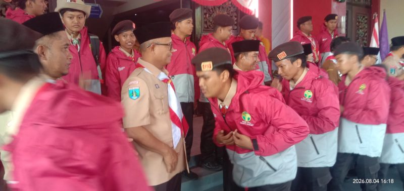 Dirut BPRS Bhakti Sumekar, Hairil Fajar saat ikut melepas peserta Jambore Nasional di halaman Kantor Pemkab Sumenep 