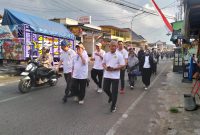 Wakil Bupati Sumenep KH. Imam Hasyim (tengah bertopi) ditemani Dirut BPRS Bhakti Sumekar dan jajaran direksi saat jalan sehat
