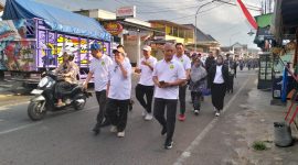 Wakil Bupati Sumenep KH. Imam Hasyim (tengah bertopi) ditemani Dirut BPRS Bhakti Sumekar dan jajaran direksi saat jalan sehat