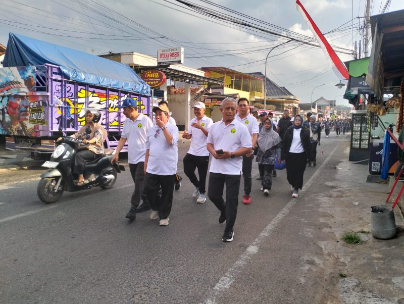 Wakil Bupati Sumenep KH. Imam Hasyim (tengah bertopi) ditemani Dirut BPRS Bhakti Sumekar dan jajaran direksi saat jalan sehat