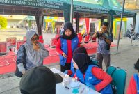 drg. Ellya Fardasah saat turun langsung meninjau cek Kesehatan di acara JJS BPRS Bhakti Sumekar