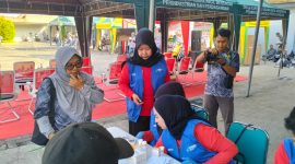 drg. Ellya Fardasah saat turun langsung meninjau cek Kesehatan di acara JJS BPRS Bhakti Sumekar 