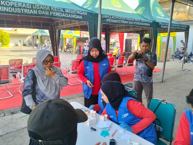 drg. Ellya Fardasah saat turun langsung meninjau cek Kesehatan di acara JJS BPRS Bhakti Sumekar 