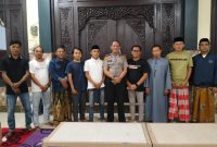 Kapolsek Bluto bersama sejumlah wartawan