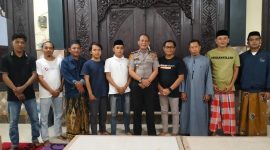 Kapolsek Bluto bersama sejumlah wartawan