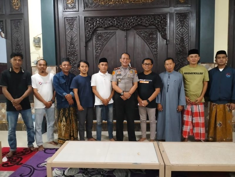 Kapolsek Bluto bersama sejumlah wartawan