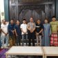 Kapolsek Bluto bersama sejumlah wartawan