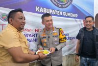 Kombes Pol Ariek Indra Sentanu saat terima potongan tumpang dari Ketua IWO Sumenep 