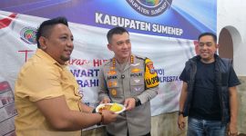 Kombes Pol Ariek Indra Sentanu saat terima potongan tumpang dari Ketua IWO Sumenep 