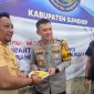 Kombes Pol Ariek Indra Sentanu saat terima potongan tumpang dari Ketua IWO Sumenep 
