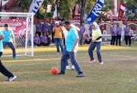 Bupati Sumenep Achmad Fauzi Wongsojudo membawa bola saat laga BMPD
