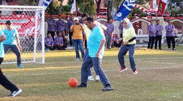 Bupati Sumenep Achmad Fauzi Wongsojudo membawa bola saat laga BMPD
