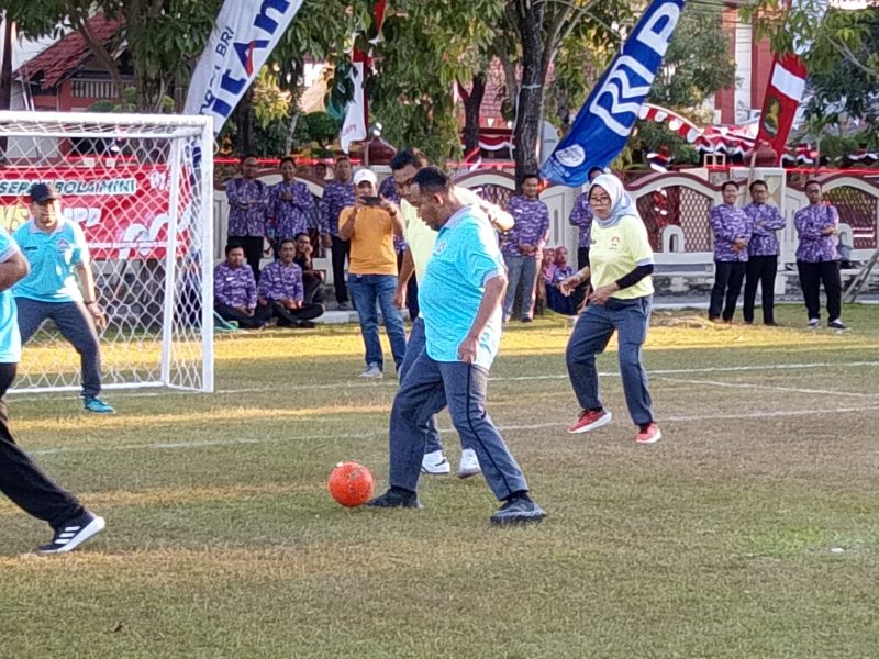 Bupati Sumenep Achmad Fauzi Wongsojudo membawa bola saat laga BMPD