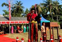 Camat Pragaan Indra Hernawan saat menjadi Inspektur Upacara HUT Ke-81 RI di Kecamatan