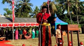 Camat Pragaan Indra Hernawan saat menjadi Inspektur Upacara HUT Ke-81 RI di Kecamatan