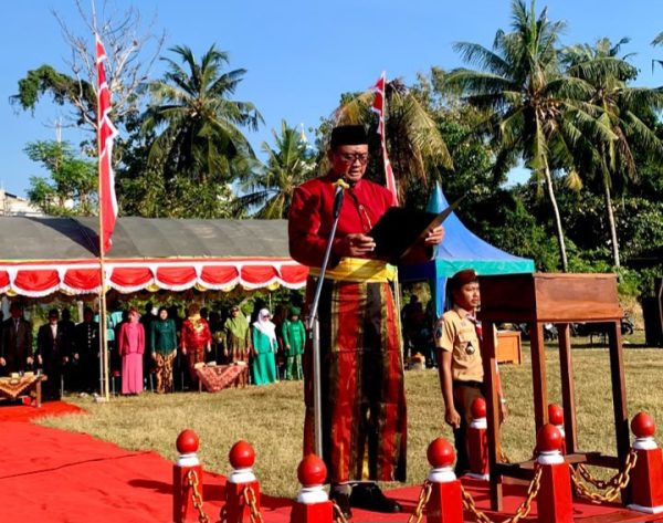 Camat Pragaan Indra Hernawan saat menjadi Inspektur Upacara HUT Ke-81 RI di Kecamatan
