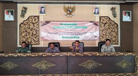 Dua dari kanan, Sekretaris Bakesbangpol Sumenep, Edy Suprayitno saat memberikan pemaparan tentang Ormas