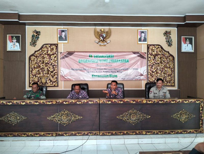 Dua dari kanan, Sekretaris Bakesbangpol Sumenep, Edy Suprayitno saat memberikan pemaparan tentang Ormas