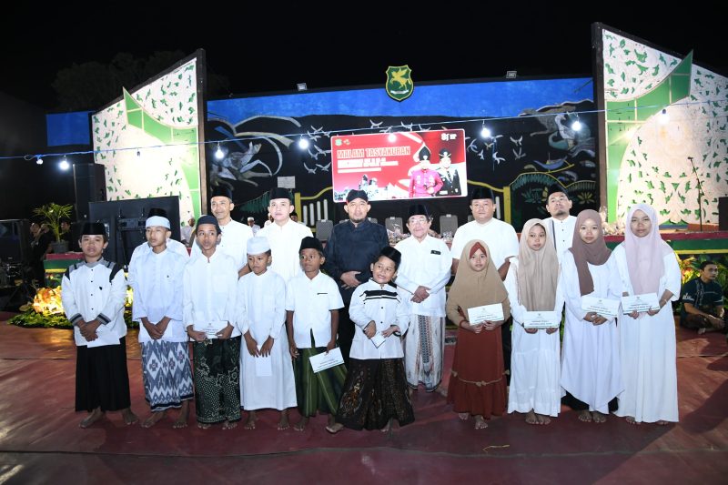 Bupati Sumenep bersama para anak yatim di malam tasyakuran HUT ke-81 RI