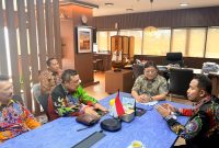Bupati Fauzi bincang dengan Kemenhub RI didampingi Plt Perkimhub Sumenep Achmad Dzulkarnain serta pejabat lainnya