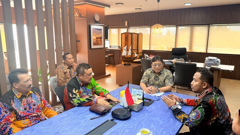 Bupati Fauzi bincang dengan Kemenhub RI didampingi Plt Perkimhub Sumenep Achmad Dzulkarnain serta pejabat lainnya