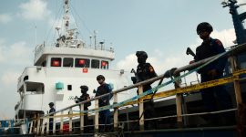 Petugas BNN. Bea Cukai dan Polda Kepri saat melakukan pengamanan Sabu cair