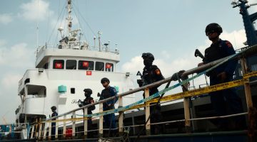 Petugas BNN. Bea Cukai dan Polda Kepri saat melakukan pengamanan Sabu cair